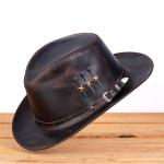 Chapéu Country Urbano de Couro Aba Curta com Cravos Metálicos