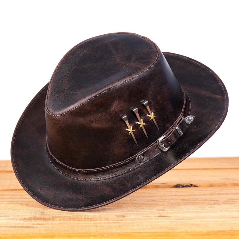 Chapéu Country Urbano de Couro Aba Curta com Cravos Metálicos
