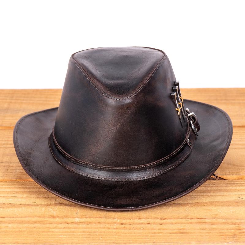 Chapéu Country Urbano de Couro Aba Curta com Cravos Metálicos