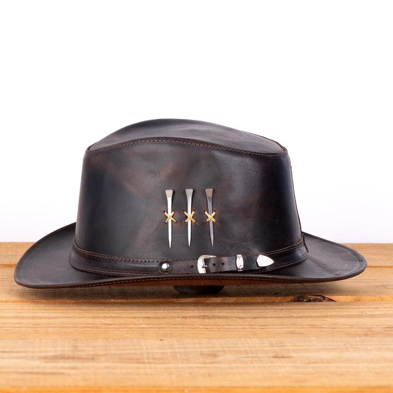 Chapéu Country Urbano de Couro Aba Curta com Cravos Metálicos