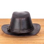 Chapéu Country Urbano de Couro Aba Curta com Cravos Metálicos