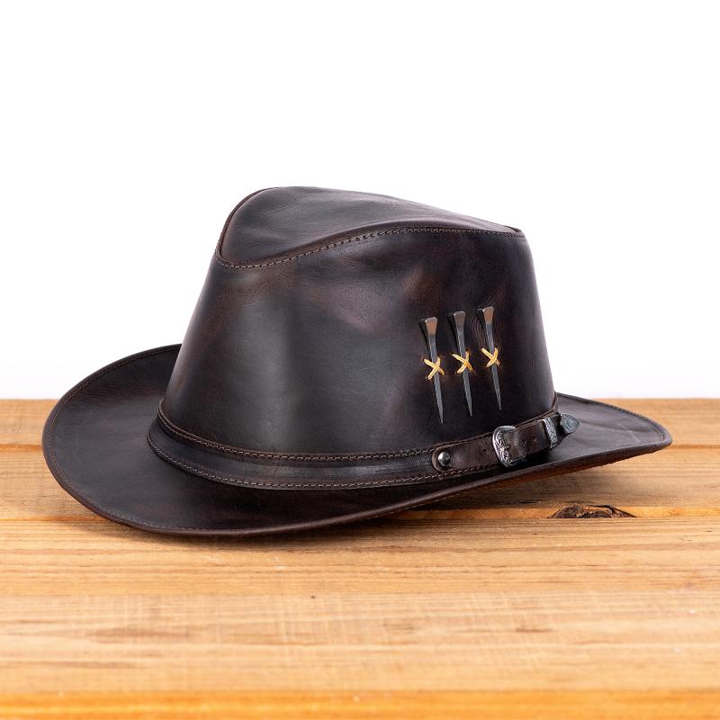 Chapéu Country Urbano de Couro Aba Curta com Cravos Metálicos