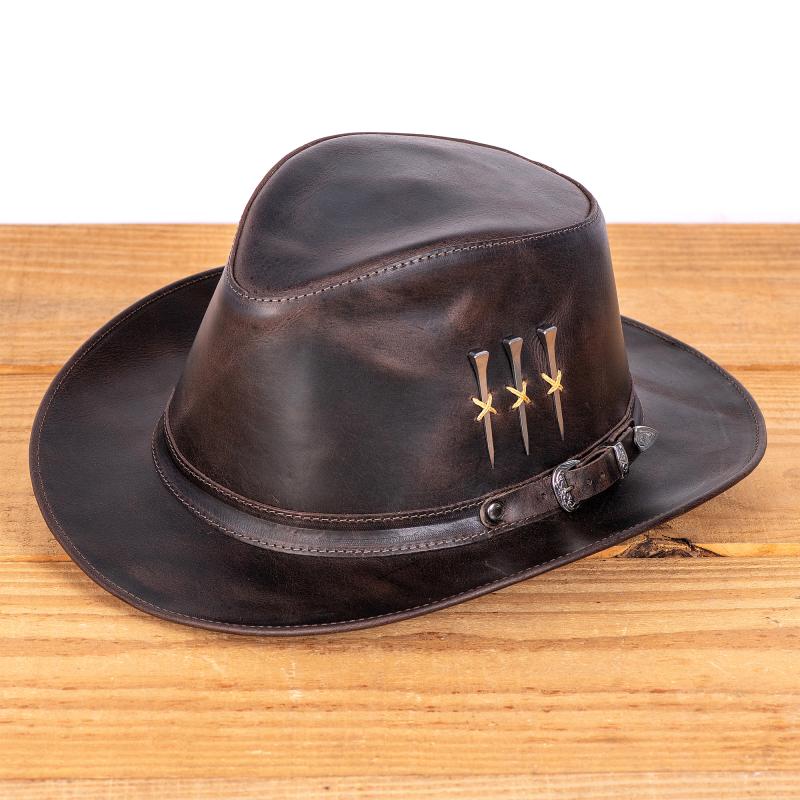 Chapéu Country Urbano de Couro Aba Curta com Cravos Metálicos
