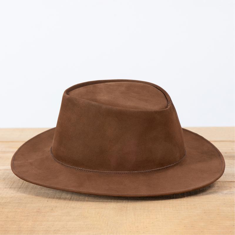 Chapéu Inglês em Couro Nobuck Aveludado com Aba Clássica