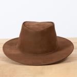 Chapéu Inglês em Couro Nobuck Aveludado com Aba Clássica