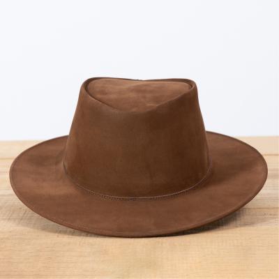 Chapéu Inglês em Couro Nobuck Aveludado com Aba Clássica