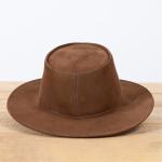 Chapéu Inglês em Couro Nobuck Aveludado com Aba Clássica