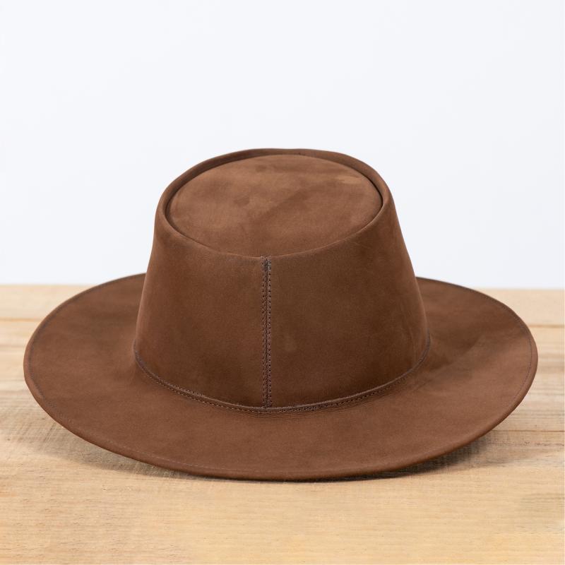 Chapéu Inglês em Couro Nobuck Aveludado com Aba Clássica
